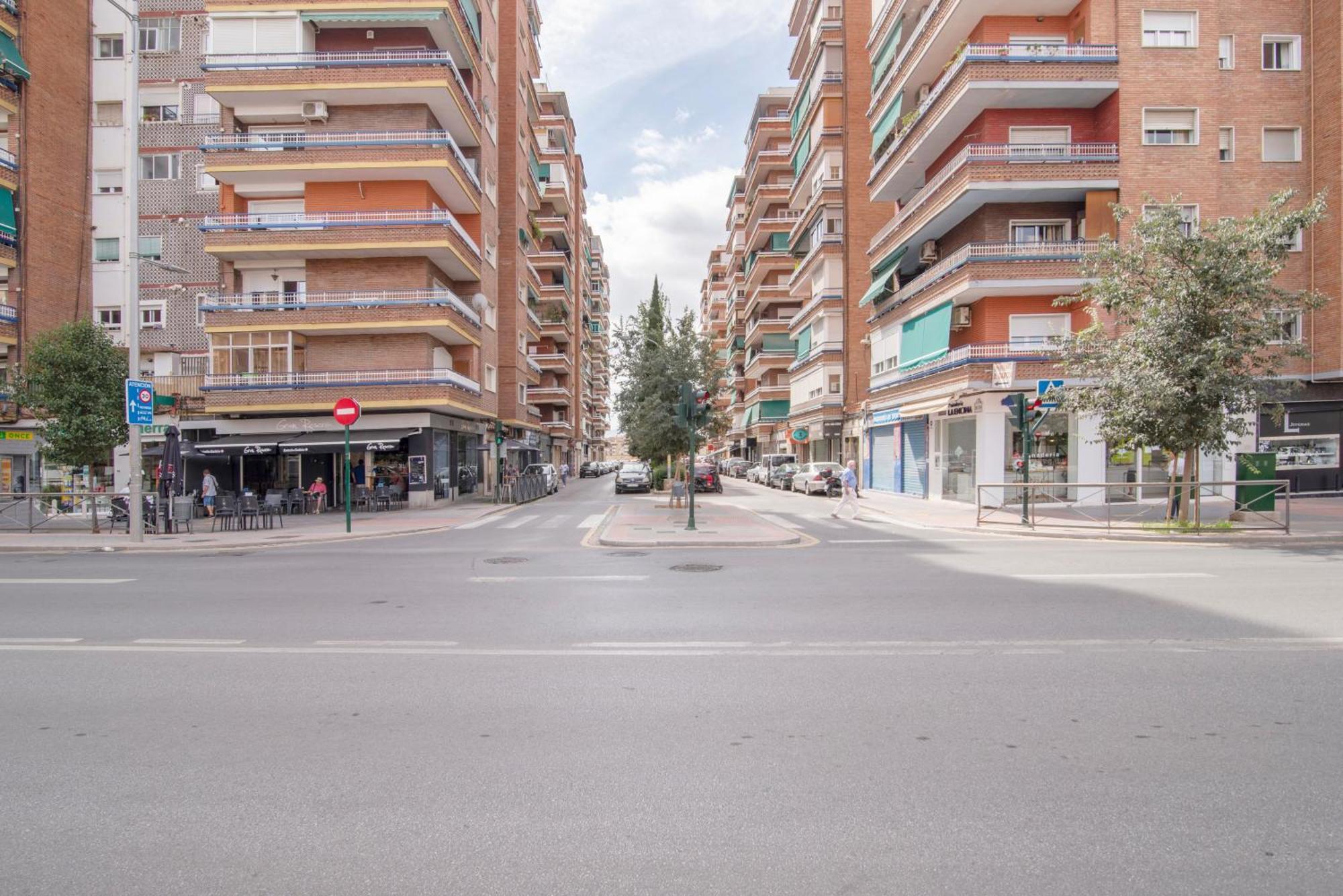 Delfin Retreat Con Terraza Junto A Parada De Metro Γρανάδα Εξωτερικό φωτογραφία
